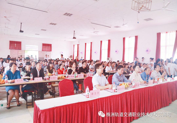 青春，成長，感恩，責(zé)任成人禮暨新團(tuán)員入團(tuán)儀式