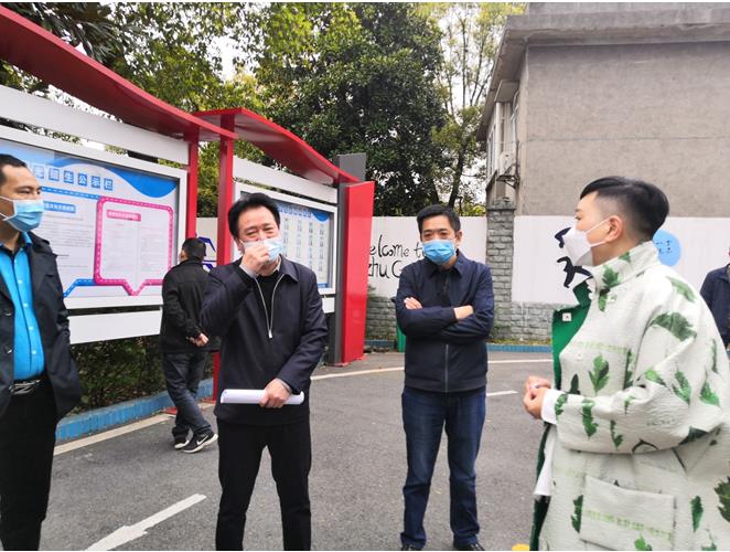 暖心下基層 慰問(wèn)鼓干勁----株洲市、區(qū)總工會(huì)慰問(wèn)株軌疫情防控職工