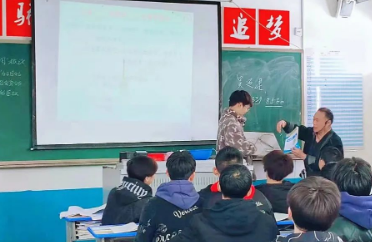 春意正濃，學(xué)習(xí)正當(dāng)時-我校舉行開學(xué)第一課聽評課活動