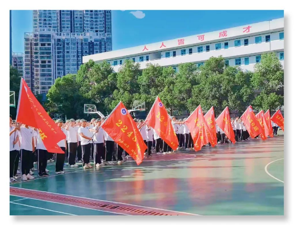 “株軌驕子，鏗鏘追夢-我們?yōu)榱烁淖兌鴣?！?022級新生創(chuàng)變營開營儀式