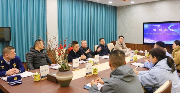 株洲市人民政府副市長楊勝躍，市人民政府副秘書長歐陽元初，市教育局李易常局長一行蒞臨我校視察指導(dǎo)開學(xué)工作